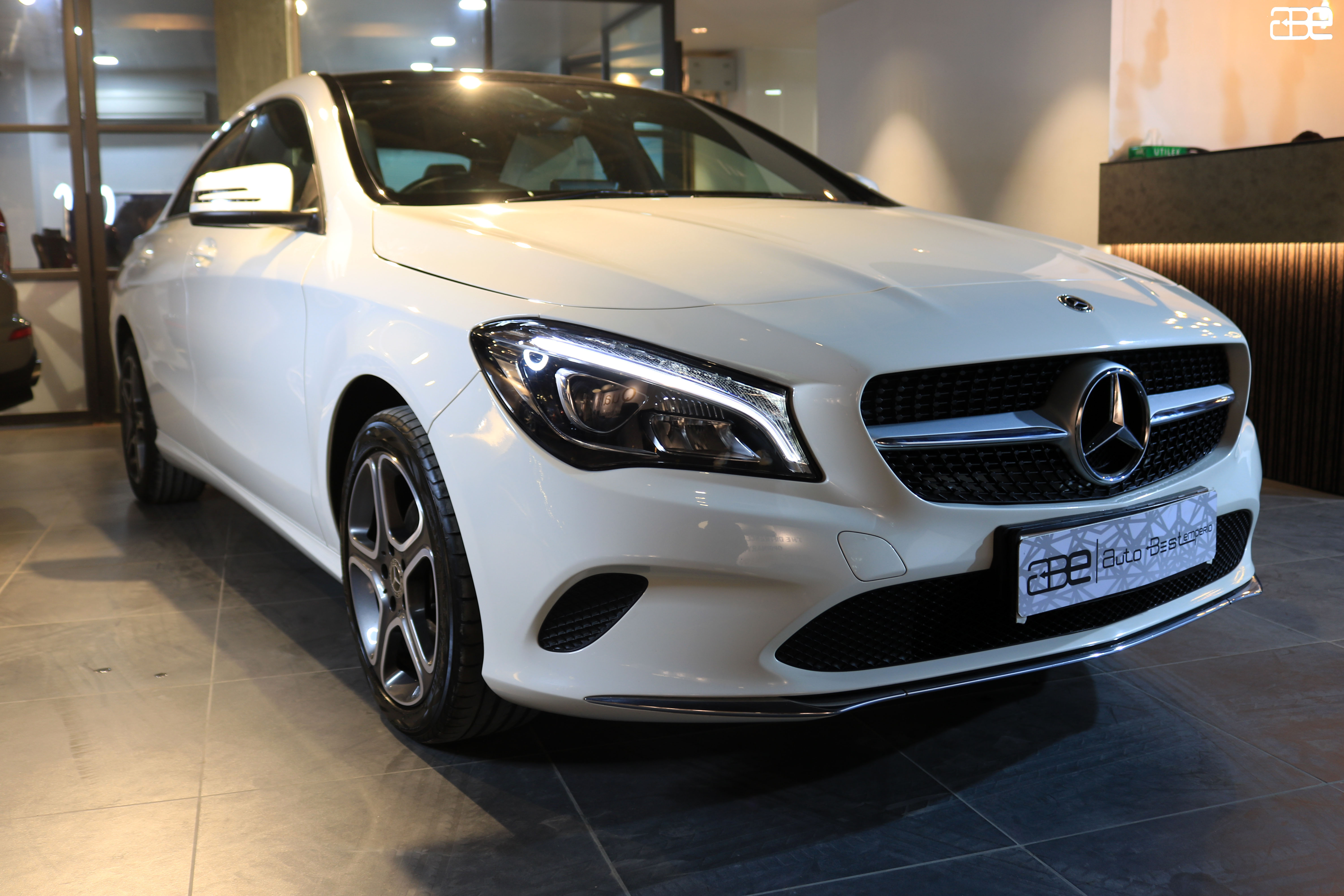 Cla200 Мерседес девушка за рулем