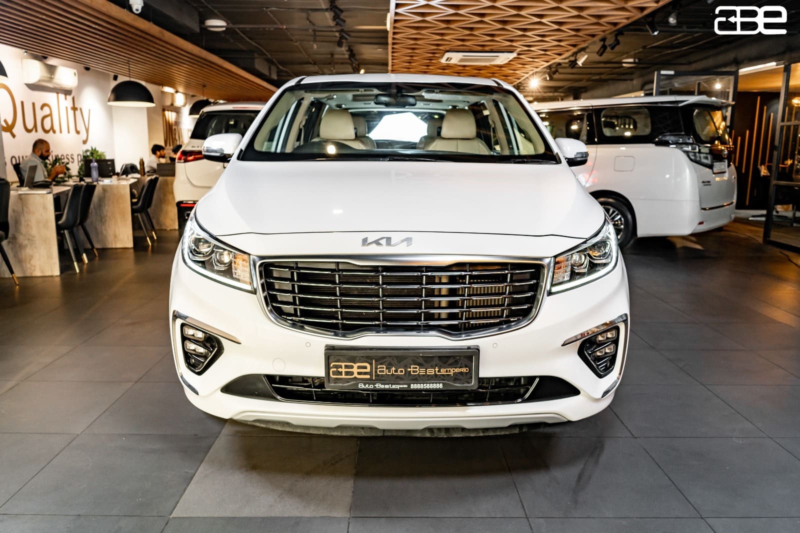 KIA CARNIVAL LIMOUSINE PLUS AT