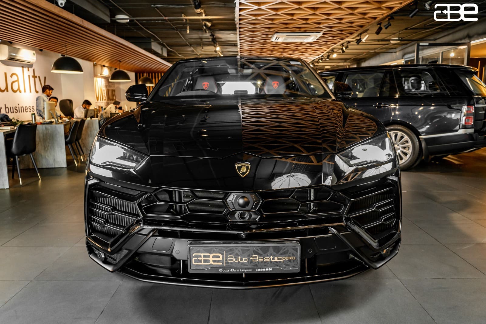 Lamborghini URUS V8