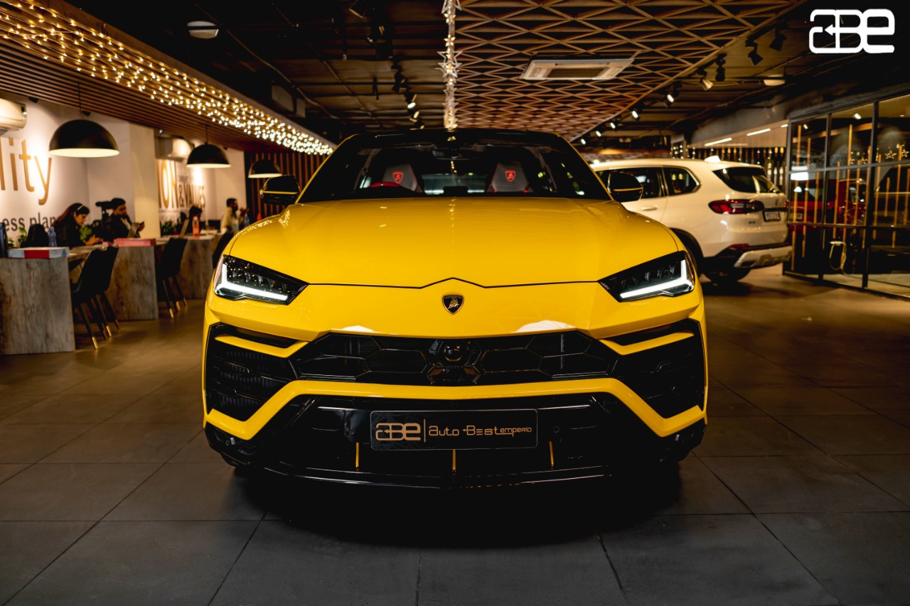 Lamborghini URUS V8