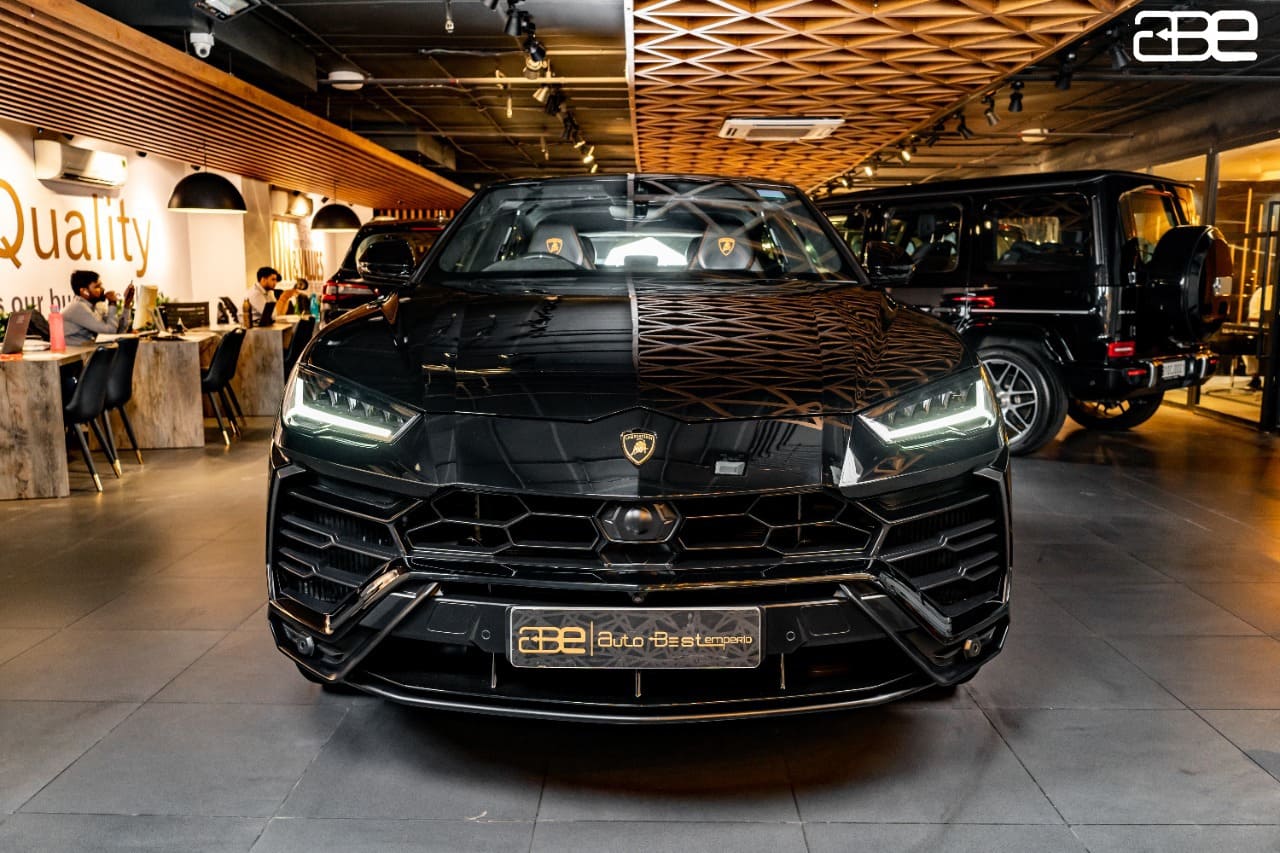 Lamborghini URUS V8