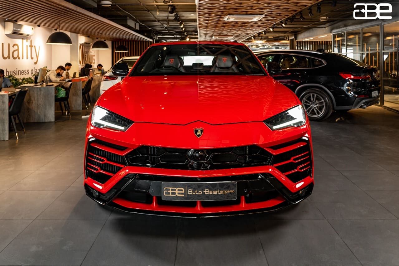 Lamborghini URUS V8