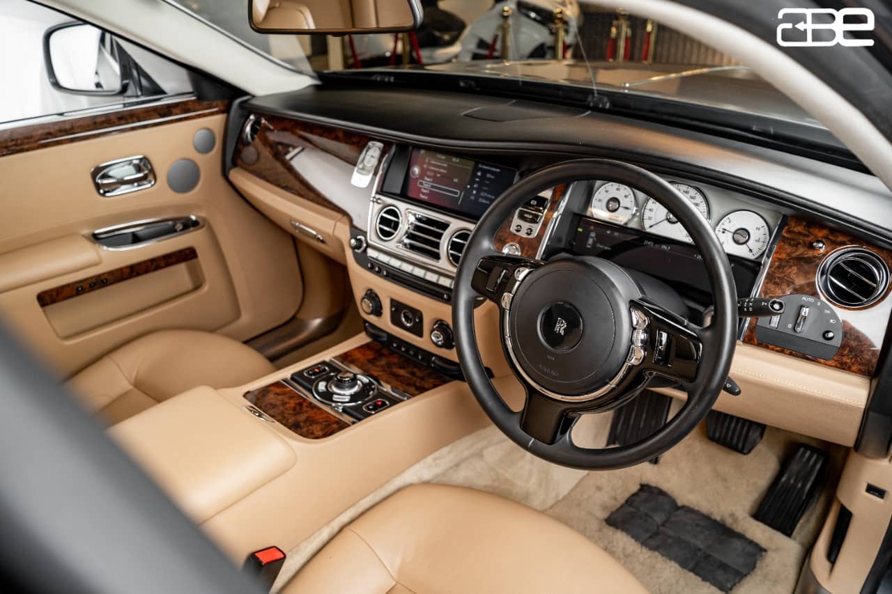 Bóng ma Anh quốc RollsRoyce Phantom 7 năm tuổi vẫn có giá ngang  MercedesMaybach S 680 mới