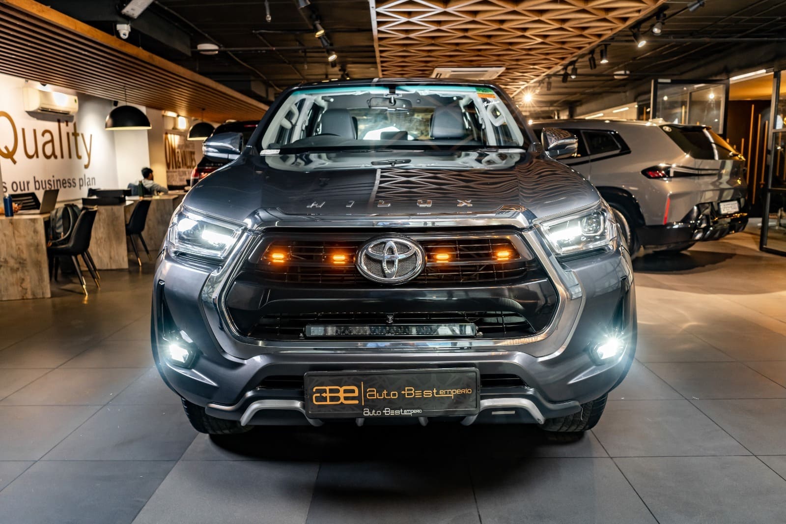 Toyota HILUX (HIGH AT M1G 4X4)