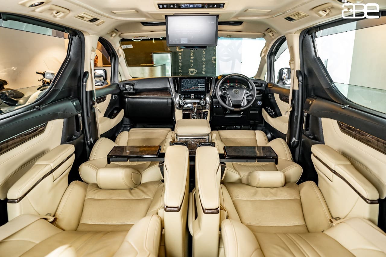 Toyota Vellfire interior, PC- Social Media